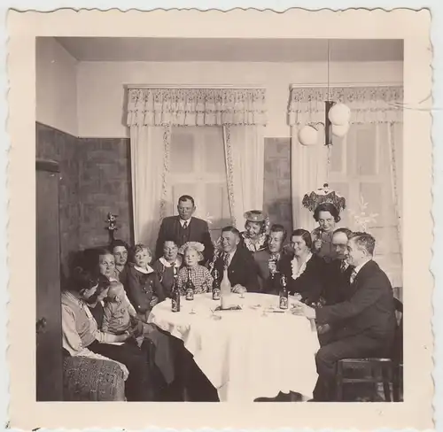 (F19898) Orig. Foto Personen in der Stube, Geburtstagsfeier Kind Gerhard 1937