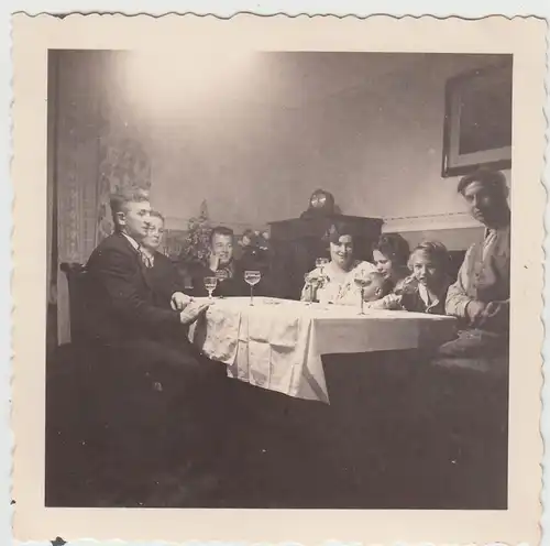 (F19896) Orig. Foto Personen am Tisch in der Stube 1930er