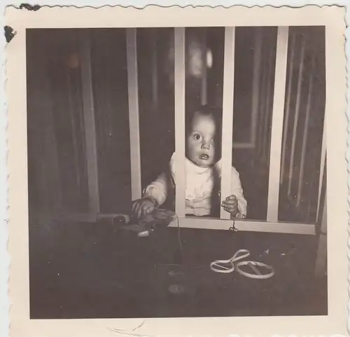 (F19894) Orig. Foto Kleinkind im Gatter greift nach Spielzeug 1930er