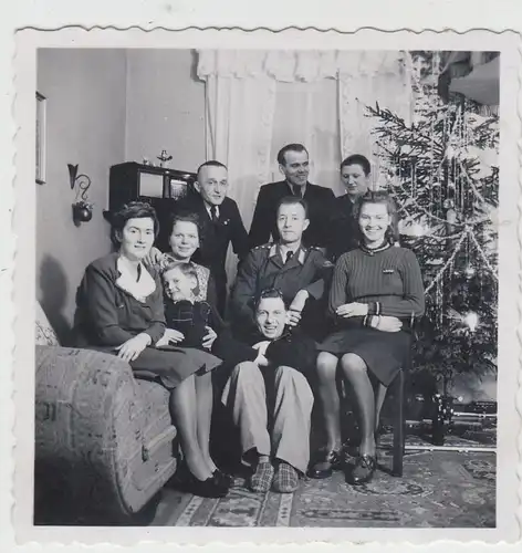 (F19892) Orig. Foto Personen, Gruppenbild in der Stube, Weihnachten 1943