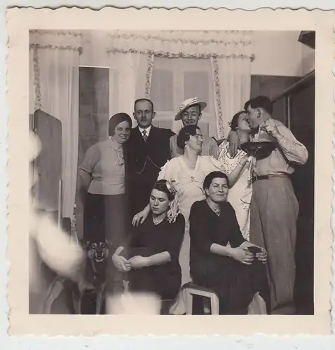 (F19891) Orig. Foto Personen, Gruppenbild in der Stube 1937