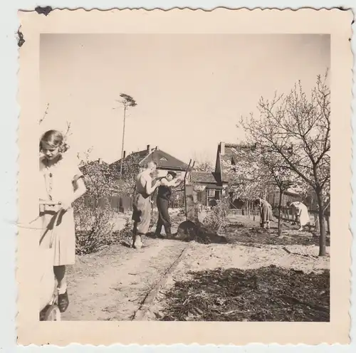 (F19887) Orig. Foto Personen arbeiten im Garten, Mai 1937