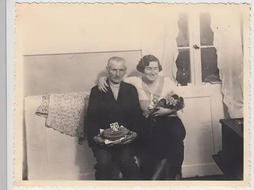 (F19886) Orig. Foto Herr mit Geburtstagstorte zum 70., 1930er