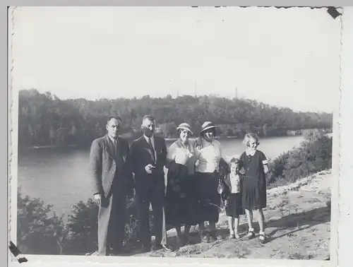 (F19885) Orig. Foto Rüdersdorf, Personen an einem Fluss o. Kanal 1936