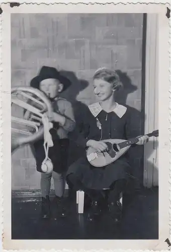 (F19881) Orig. Foto Frau m. Mandoline, Junge m. Horn, Fasching 1930er
