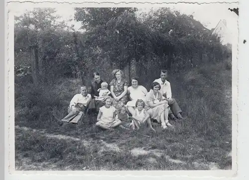 (F19880) Orig. Foto Personen sitzen im Gras, Spaziergang 1930er