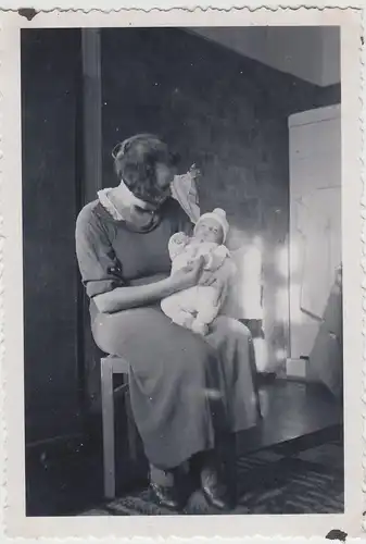 (F19879) Orig. Foto Frau mit Kleinkind auf Schoß 1930er