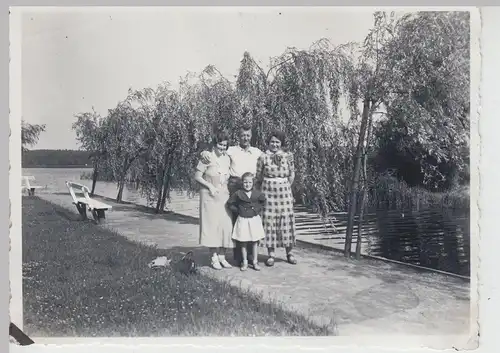 (F19878) Orig. Foto Personen am Ufer eines Flusses, Parkanlage 1930er