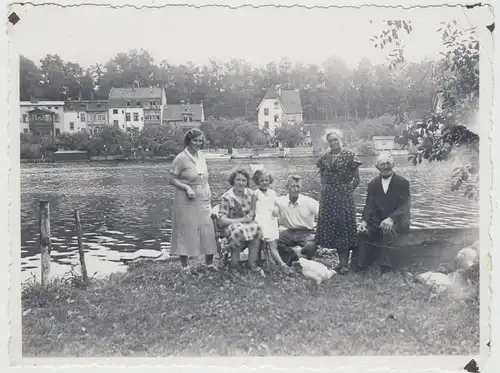 (F19876) Orig. Foto Personen mit Hühner am Fluss 1930er