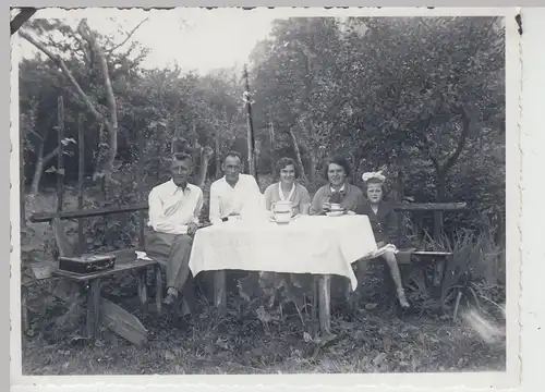 (F19874) Orig. Foto Personen an Kaffeetisch im Garten 1930er