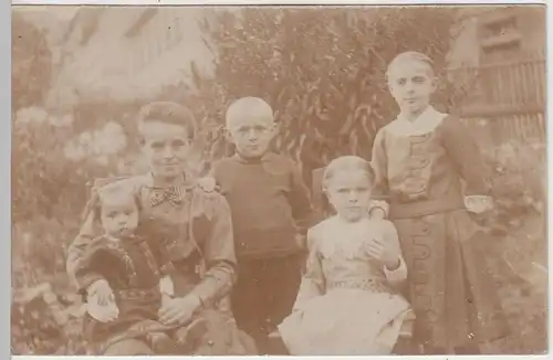 (F1987) Orig. Foto Frau mit vier Kindern im Hausgarten, vor 1945