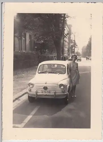 (F19869) Orig. Foto Frau am Fiat 600 a. Straße 1968
