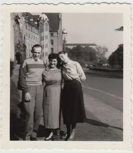 (F19848) Orig. Foto Berlin, Personen am Amtsgericht Brunnenplatz 1958