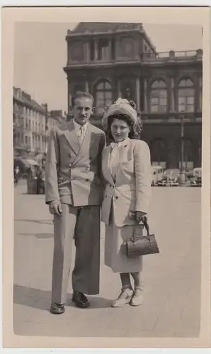 (F19838) Orig. Foto junges Paar a. Platz i. Brüssel, Hochzeitstag 1948