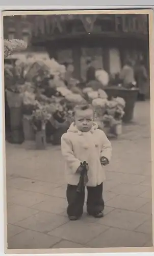 (F19837) Orig. Foto Kleinkind Nicole a. Straße in Brüssel 1950