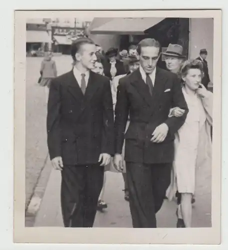 (F19835) Orig. Foto Personen auf Straße in Marchienne-au-Pont 1948