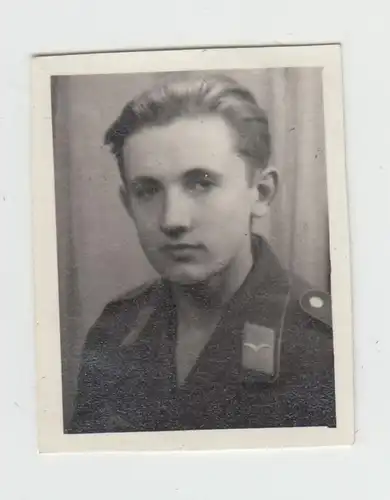 (F19832) Orig. Foto junger Mann in dt. Luftwaffe-Uniform, Mai 1944