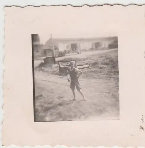 (F19823) Orig. Mini-Foto Junge auf dem Bauernhof 1942