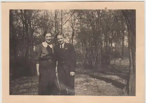 (F19817) Orig. Foto Frau u. junger Mann im Freien 1942