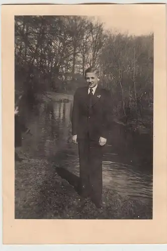 (F19816) Orig. Foto junger Mann a.e. Bach a. Tag d. Einsegnung 1942