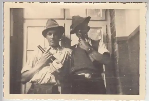 (F19811) Orig. Foto junge Männer mit Weinflaschen vor Haustür 1941