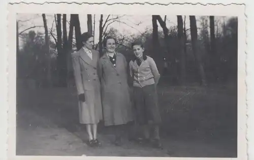 (F19806) Orig. Foto Frauen und June a. Weg im Wald 1941