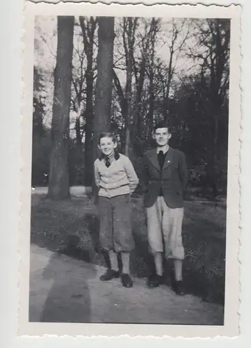 (F19804) Orig. Foto Jungs a. Weg im Wald 1941