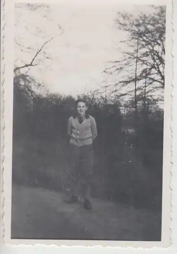 (F19802) Orig. Foto junger Mann, Junge steht im Freien 1941