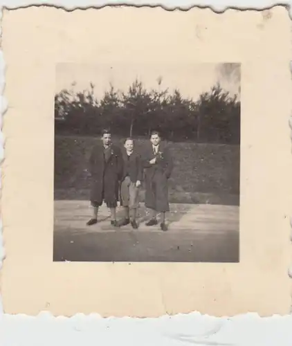 (F19791) Orig. Mini-Foto junge Männer im Freien 1941