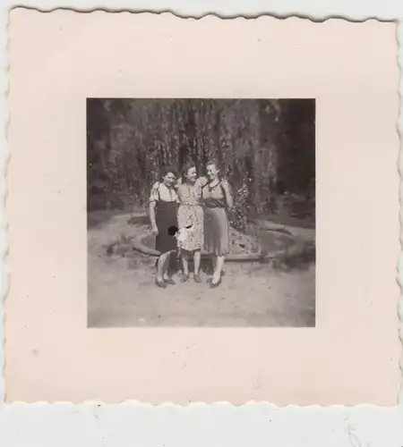 (F19788) Orig. Mini-Foto junge Damen im Freien 1941