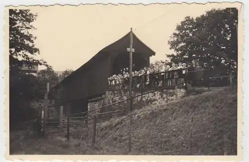 (F1978) Orig. Foto viele Kinder a.e. überdachten Holzbrücke, vor 1945