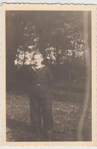 (F19773) Orig. Foto Junge im Wald, Matrosenkleidung 1939