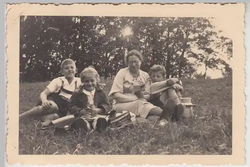 (F19764) Orig. Foto Frau und Kinder sitzen auf Wiese (Königsberg), Rast 1939