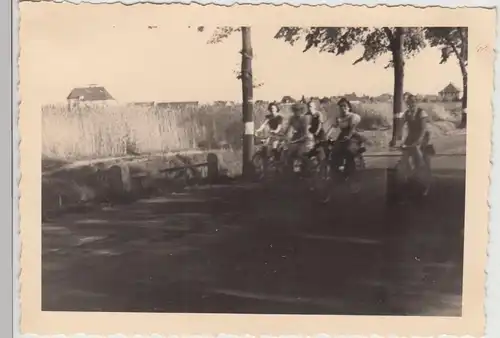 (F19746) Orig. Foto Radtour v. Eibach n. Nürnberg, auf der Landstraße 1940