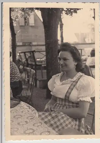 (F19744) Orig. Foto Eibach (Nürnberg), junge Frau im Gartenlokal 1940