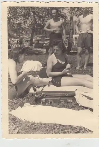 (F19737) Orig. Foto Schwabach, Personen im Parkbad 1940