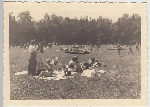 (F19736) Orig. Foto Schwabach, Personen im Parkbad 1940