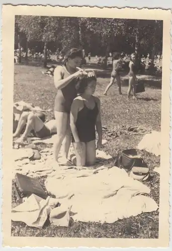 (F19735) Orig. Foto Schwabach, Personen im Parkbad 1940