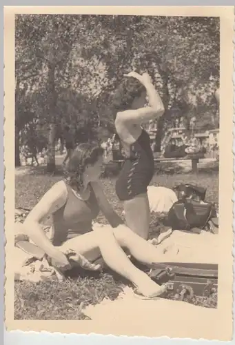 (F19734) Orig. Foto Schwabach, Personen im Parkbad 1940