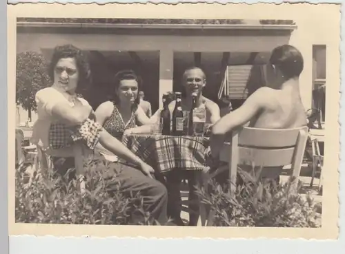 (F19728) Orig. Foto Schwabach, Personen im Parkbad, Café 1940
