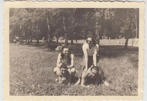 (F19725) Orig. Foto Schwabach, Personen im Parkbad 1940