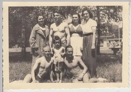 (F19724) Orig. Foto Schwabach, Personen im Parkbad 1940