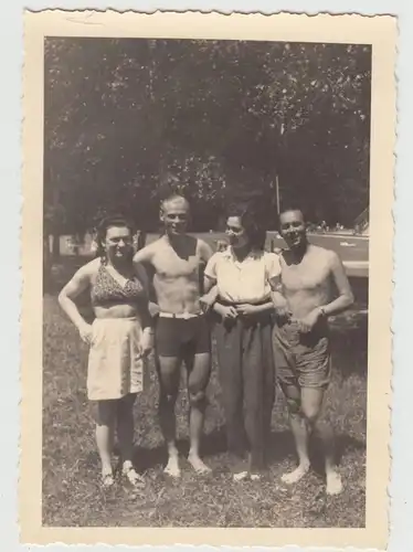 (F19723) Orig. Foto Schwabach, Personen im Parkbad 1940