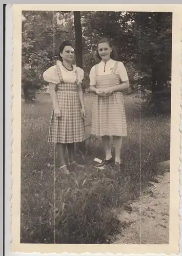 (F19720) Orig. Foto Nürnberg, junge Frauen im Luitpoldhain 1940