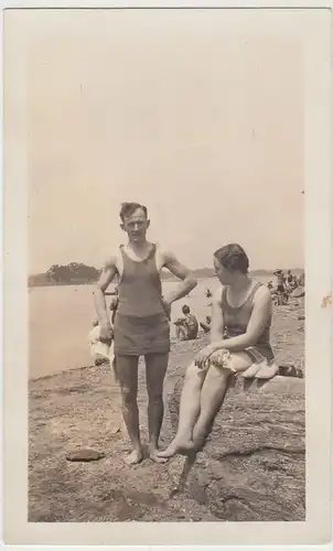 (F1972) Orig. Foto Long Island Sound (CT), Mann m. Frau am Strand, 1930