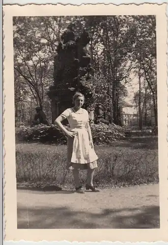 (F19717) Orig. Foto Erlangen, Frau am Denkmal des grossen Kurfürsten 1940