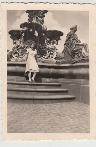 (F19716) Orig. Foto Erlangen, Frau am Paulibrunnen 1940