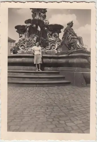 (F19715) Orig. Foto Erlangen, Frau am Paulibrunnen 1940