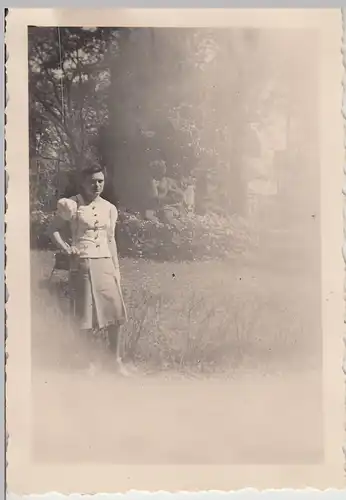 (F19714) Orig. Foto Erlangen, Frau am Denkmal des grossen Kurfürsten 1940