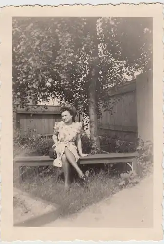 (F19713) Orig. Foto junge Frau in einem Garten in Nürnberg 1940